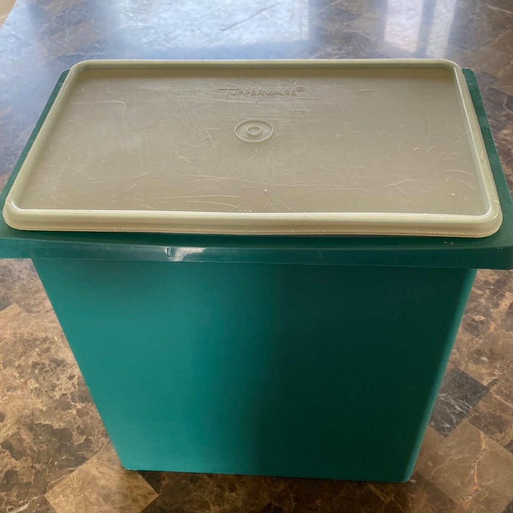 Tupperware container with lid🥰🥰